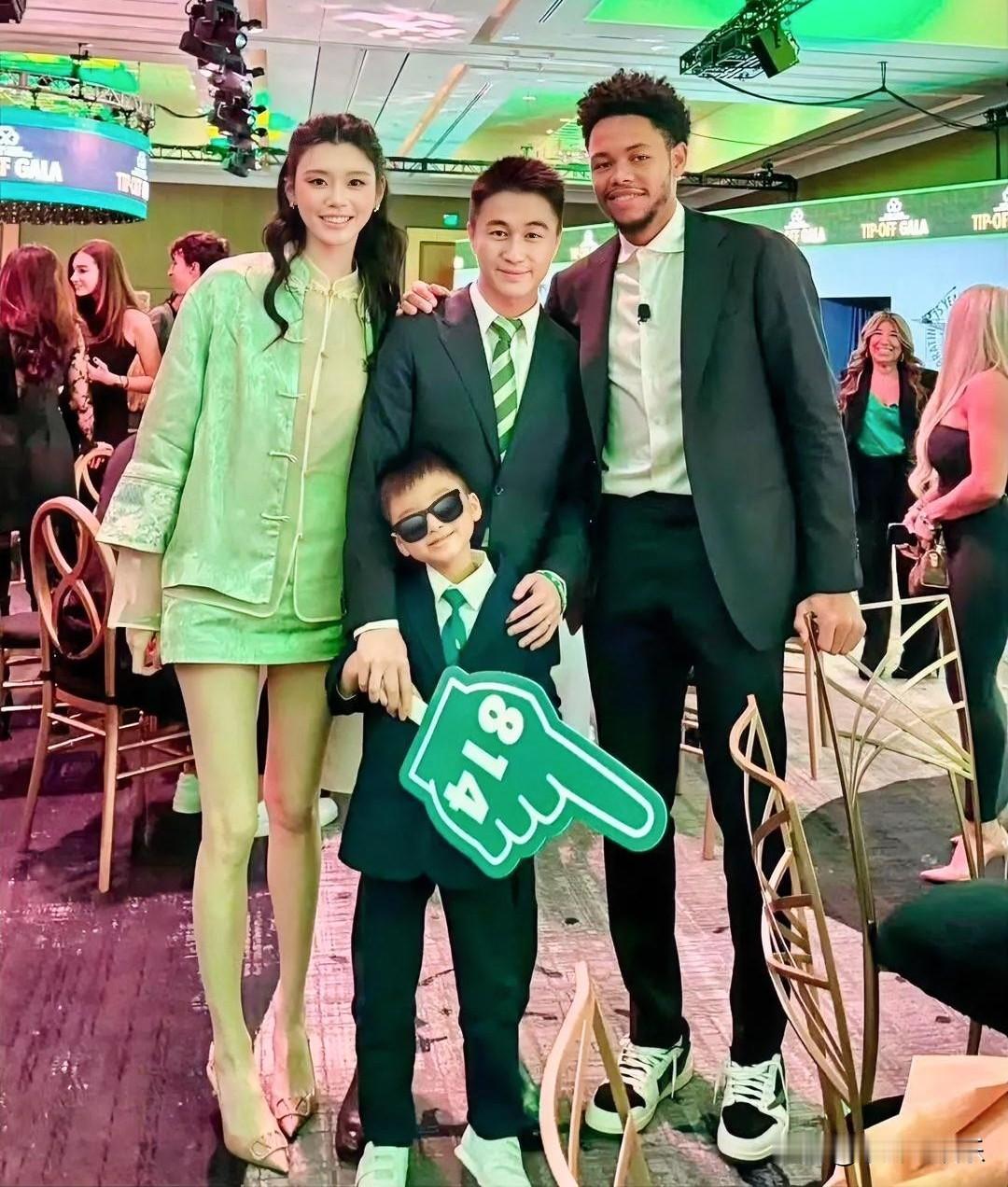 奚梦瑶没想到

何猷君也没想到

他们5岁的儿子居然
完美继承了超模妈妈的身高。