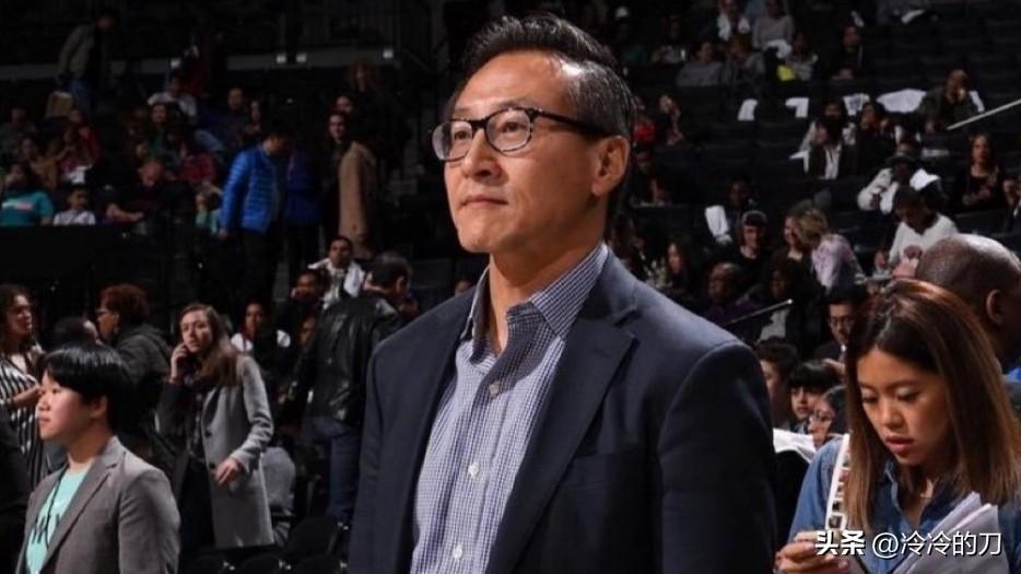 篮网老板蔡崇信可能也要步入被迫卖球队的行列，原因是政治打压。

蔡老板对于篮网的
