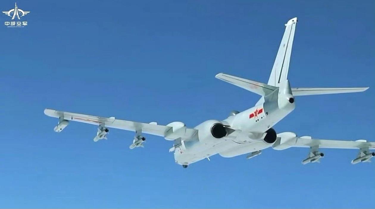 罕见视角，海军型轰六J飞行过程中的尾部视角，轰六两侧机翼下，挂了四枚鹰击八三K空