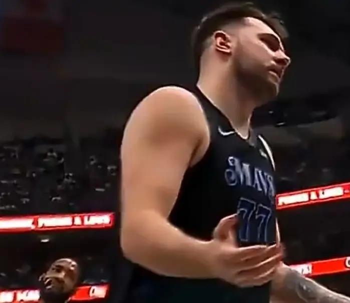 东契奇这次可是坑了詹姆斯一把了，居然在最后时刻甩锅给詹姆斯，詹姆斯面对这样的最后