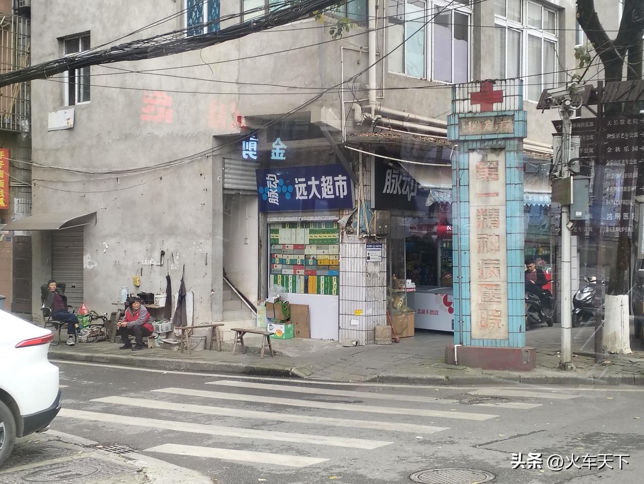 重庆主城的人调侃某人言行异常、疯疯癫癫、神级兮兮通常会说这人是从歌乐山翻墙出来的