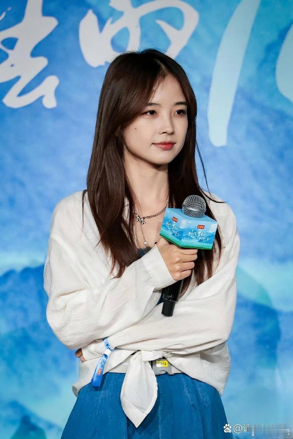王冰冰素颜像高中生，气质好，难怪这么多人喜欢她 