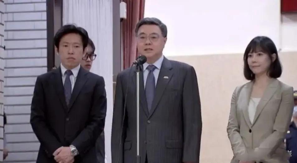 针对国民党主席郑丽文访问大陆，台行政机构负责人台独顽固分子卓荣泰说，台湾不接受“