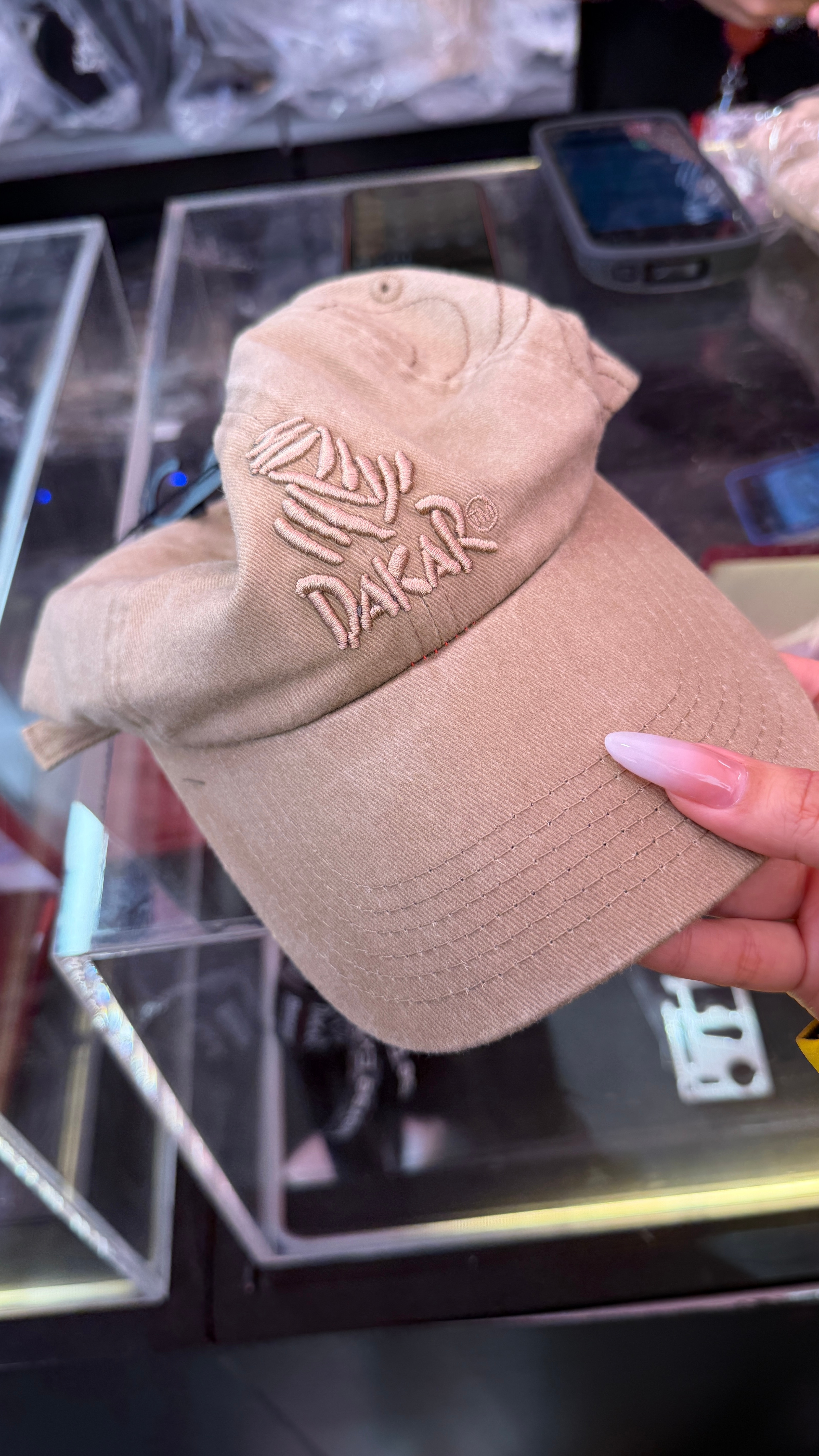 来达喀尔拉力赛实体店了想买点周边🎁带回来大家有没有喜欢的？建议大家多去线下逛逛