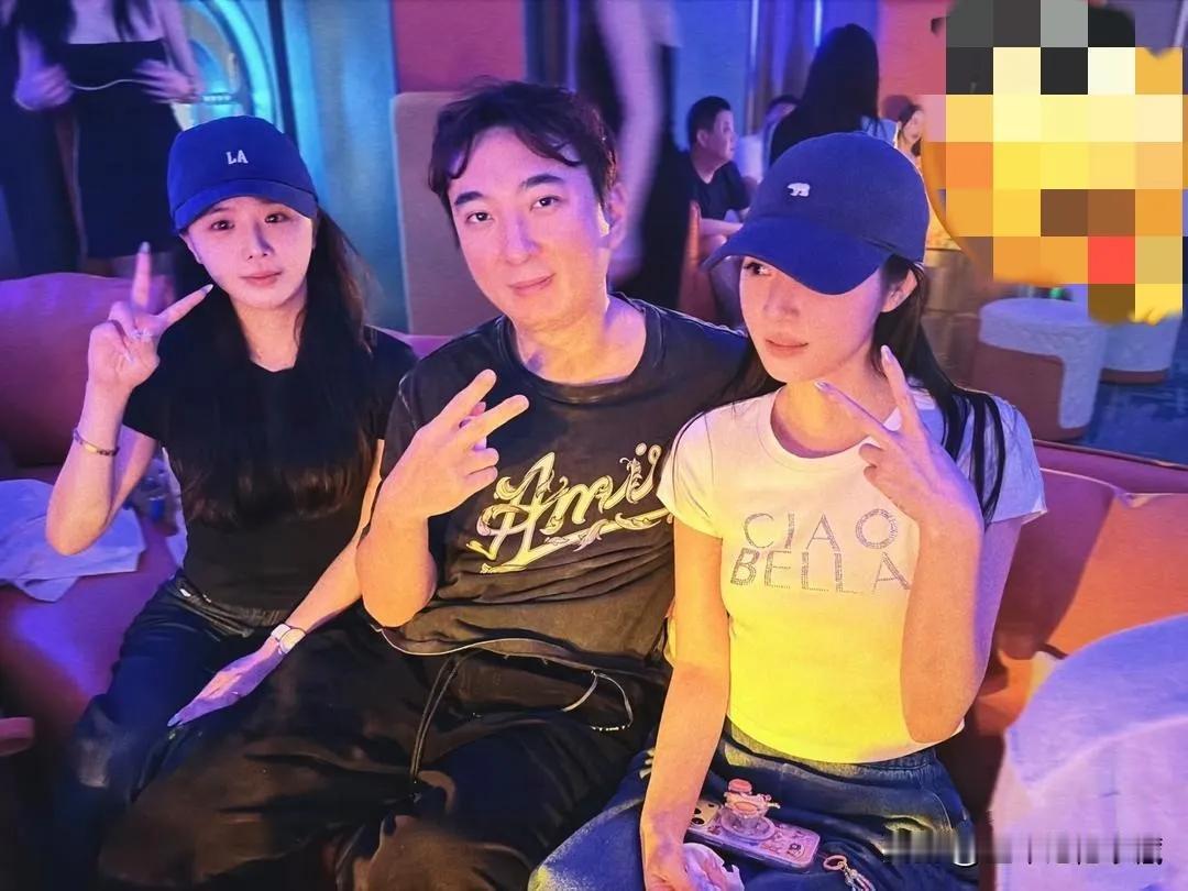 王思聪离开日本，渡海到马来西亚玩耍了。岁数不小了，也有点显老了。身边的美女倒是换