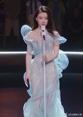 单依纯银色薄纱长裙单依纯一袭银色薄纱长裙亮相，单依纯真的很适合这种礼服。单依纯银