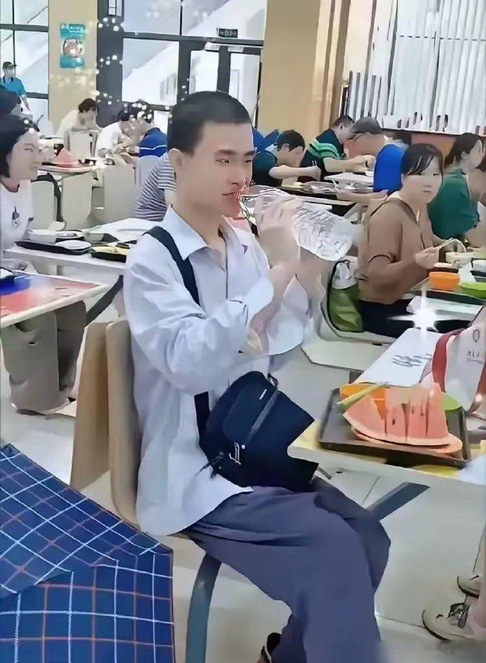 自从韦神喝大瓶矿泉水，我再也不喝小瓶，因为我相信他算过的，大瓶更划算[考虑] ​