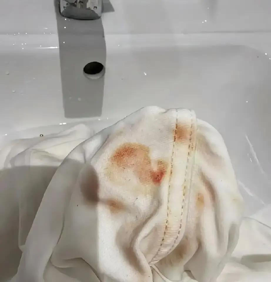 走在路上那一瞬间，真的想报警。

不是被人追，是我自己“翻车”了。
我一边赶路，