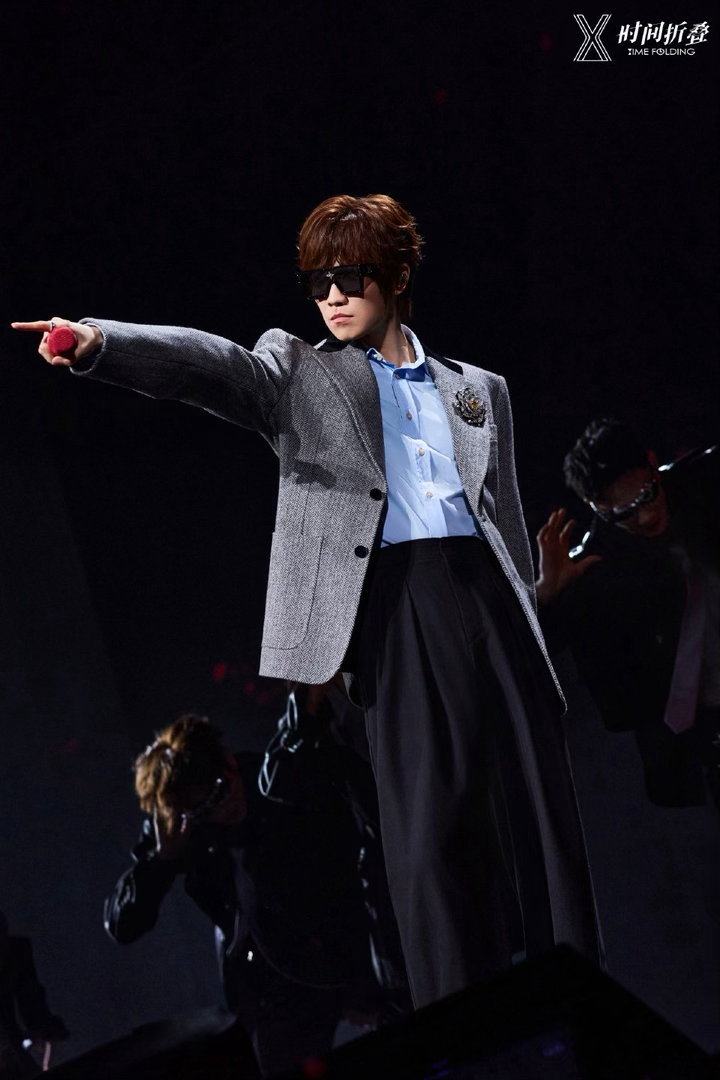 徐良时间折叠巡回演唱会徐良演唱会时光折叠，青春回响！徐良「时间折叠」巡演燃炸全场