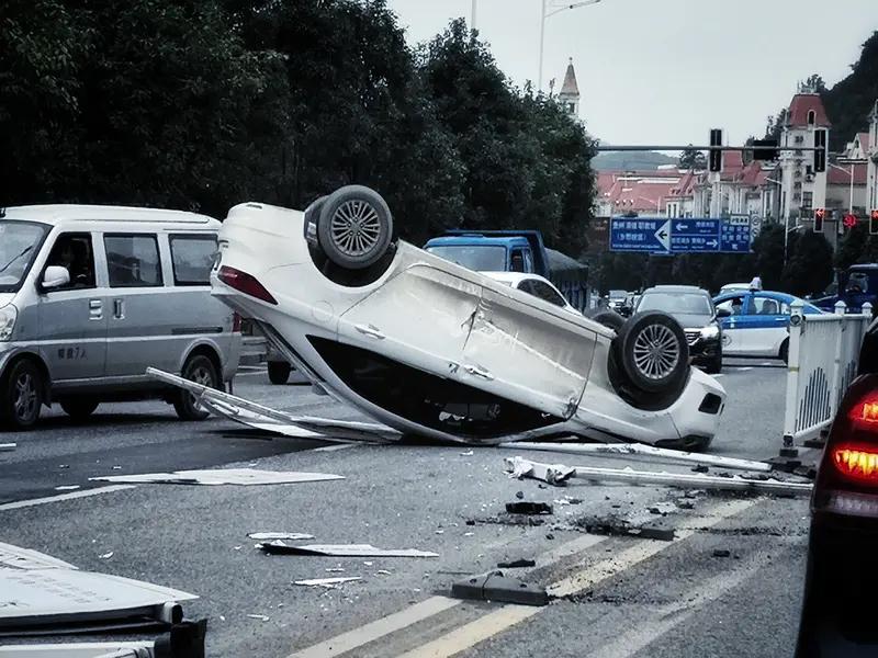 清明祭祖本是尽孝，
可偏偏有人把平安抛在了脑后。
湖南一处山区，一家人开车上山扫