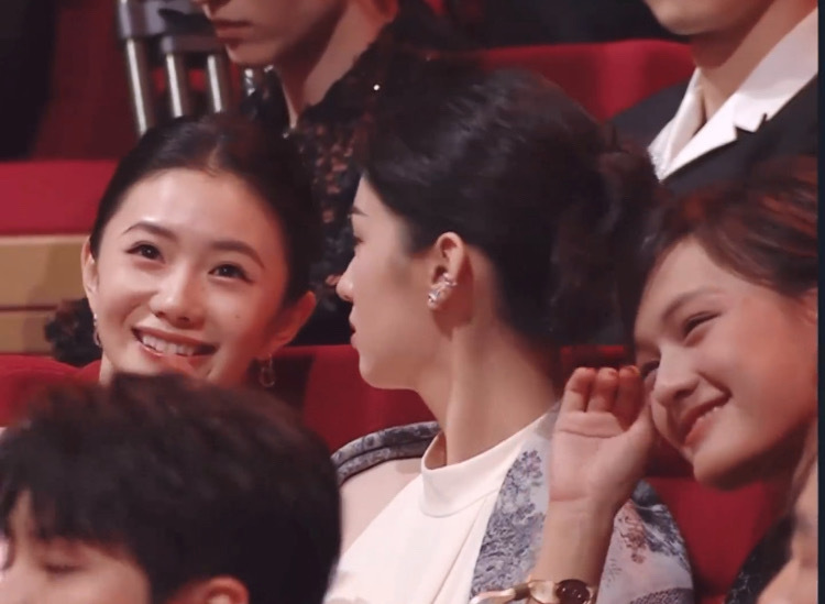 #刘浩存周也终于认识了#两位美女微博之夜同框啦。这样的同框真的可以多来一些呀，是