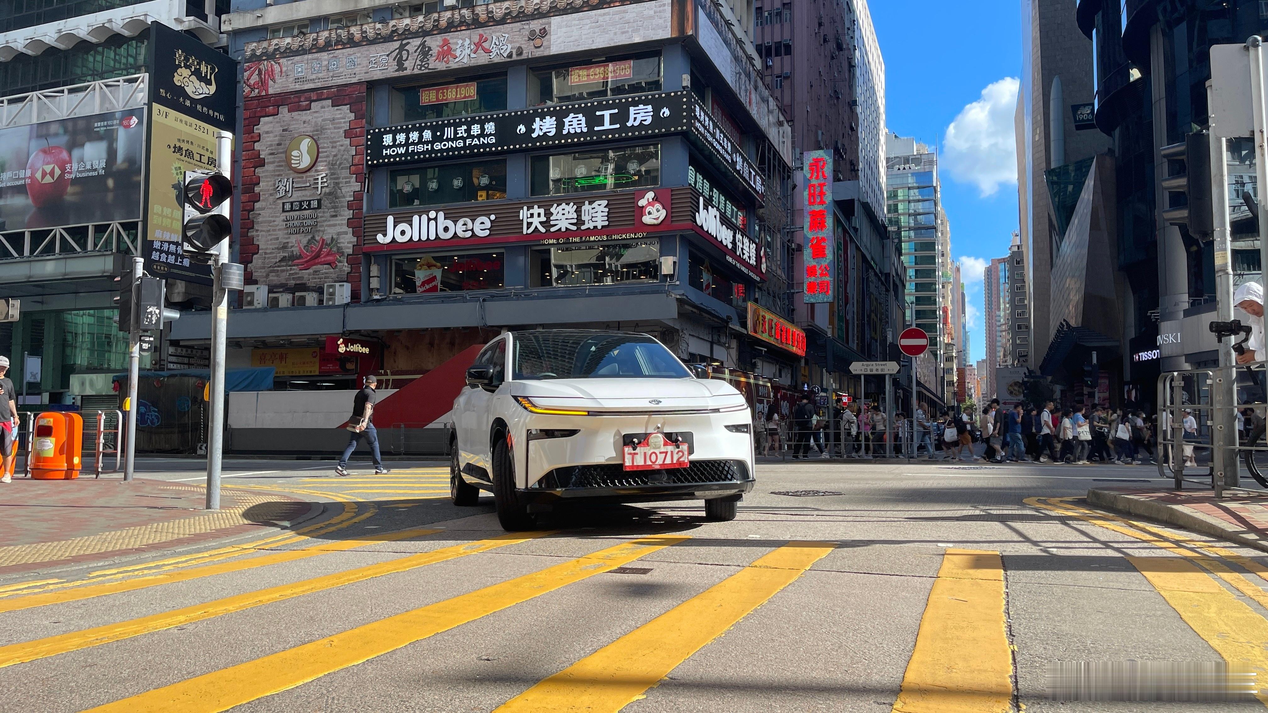 右舵铂智3X首次曝光 近日，有网友在香港街头拍摄到右舵版本的广汽丰田铂智3X实车