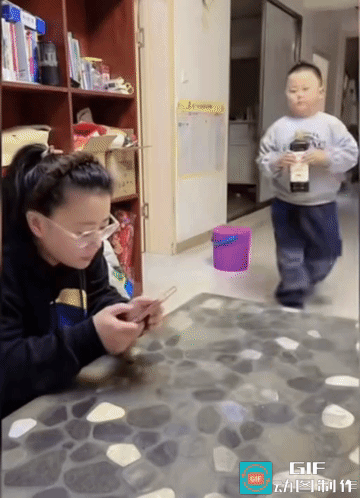 “妈有七算，他有八霸。”
聪明的妈妈上了小屁孩的当，这眼镜，他还真的不是白戴的。