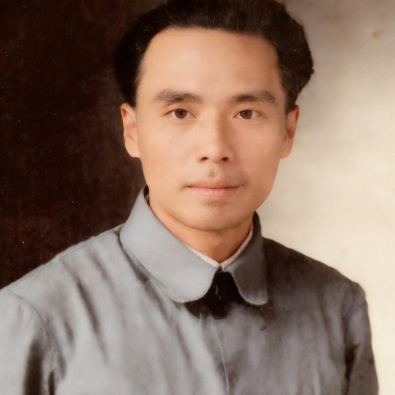 1946年，汪海粟年轻时，一张罕见的的工作照，从镜头中我们可以看到，他穿着灰布军