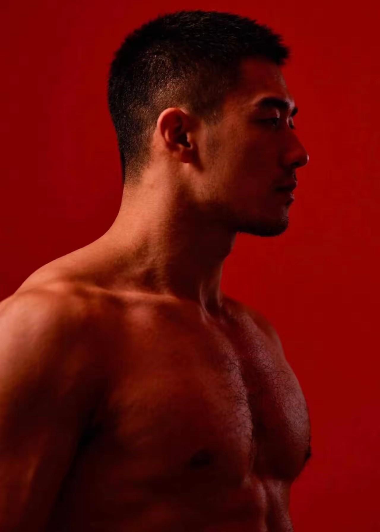 长得帅还不行，你还得有一副好的身材，那种看着就好像有小鹿在心中乱撞的感觉，阳刚硬