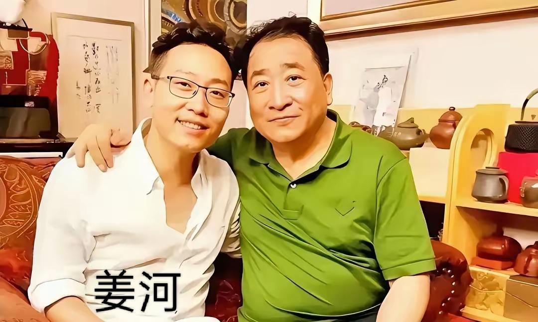 姜昆一只手搭在儿子姜河的肩上，这父子俩看起来感情真不错哟！
姜昆字画