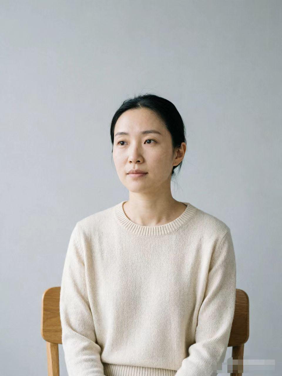 我认为做事重要。职场里，“会做事”永远是硬通货，是安身立命的根本。毕竟公司请你来