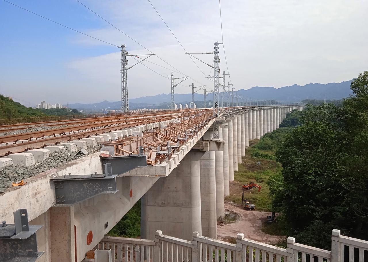 重庆东环铁路庆云山双线特大桥，图1拍摄于五年前，那时候东环线还在施工中，图2拍摄