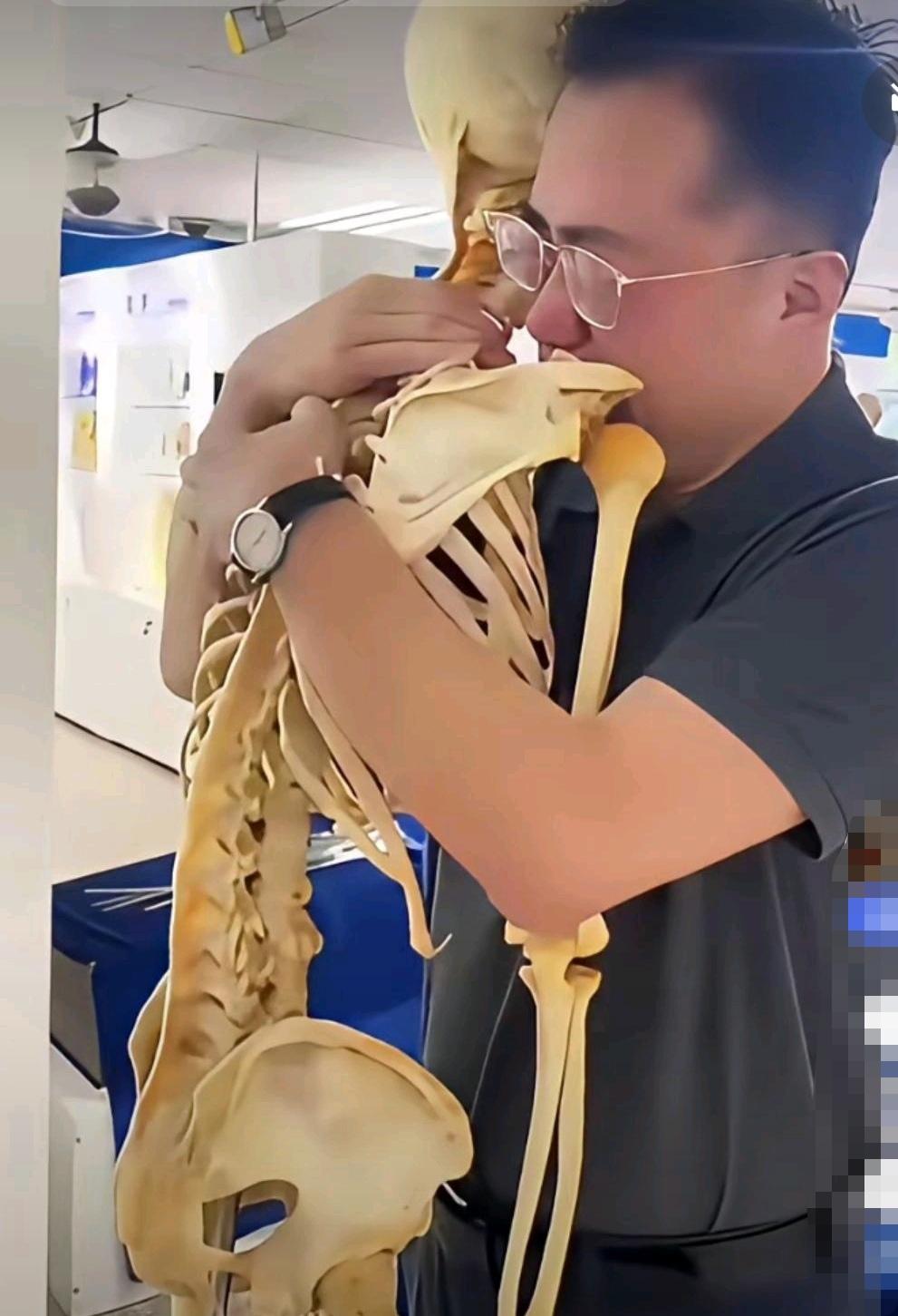 一名中年男子抱着一架骨骼哭的不能自已，这可是大体老师呀，他为什么哭？原来，这大体