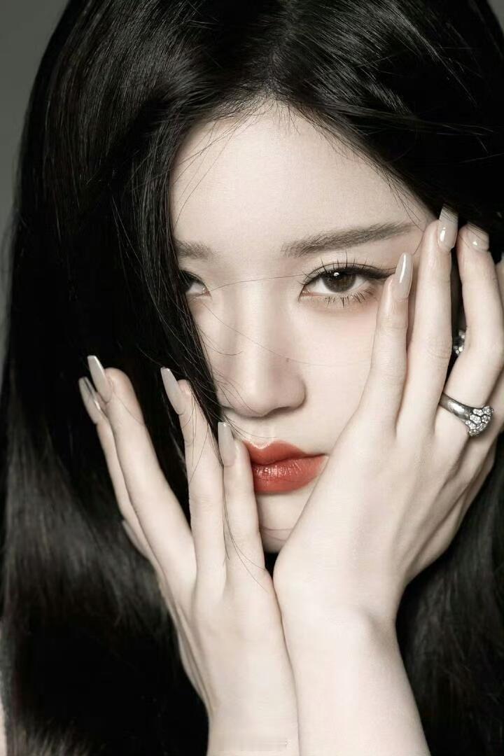 赵露思的手好好看。无论涂什么样的美甲，都有高级感。好看的美甲，你还不get同款吗
