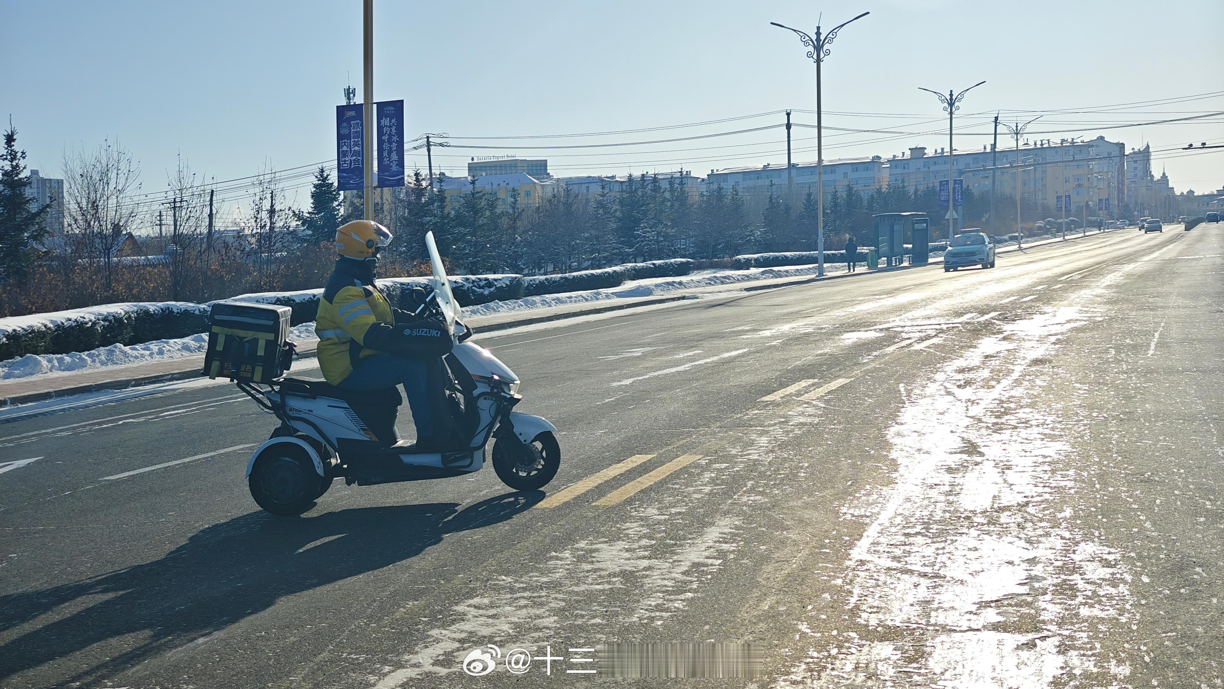 在东北送外卖的小哥骑的都是这种电三轮不倒翁，确实在冰天雪地里这种车会更稳，压弯的