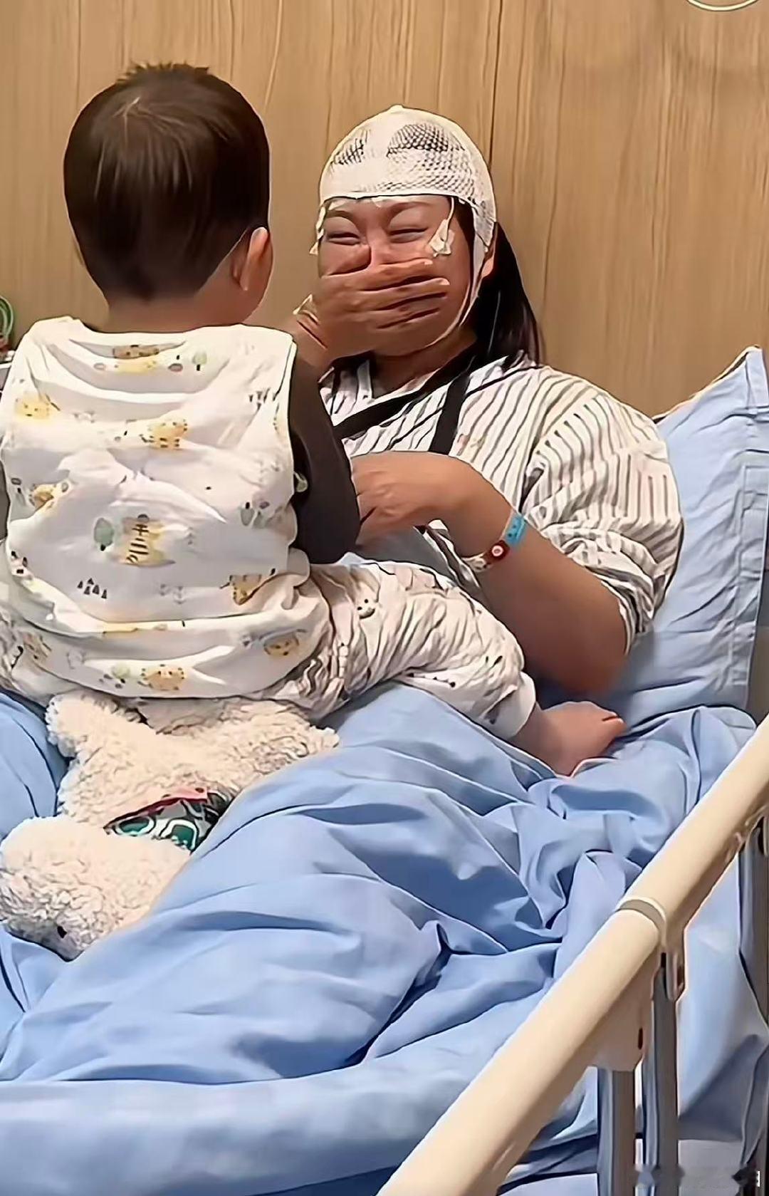 【王暖暖回应晕倒视频被下架】王暖暖母亲节抱着孩子大哭近日，“孕妇泰国坠崖案”当事