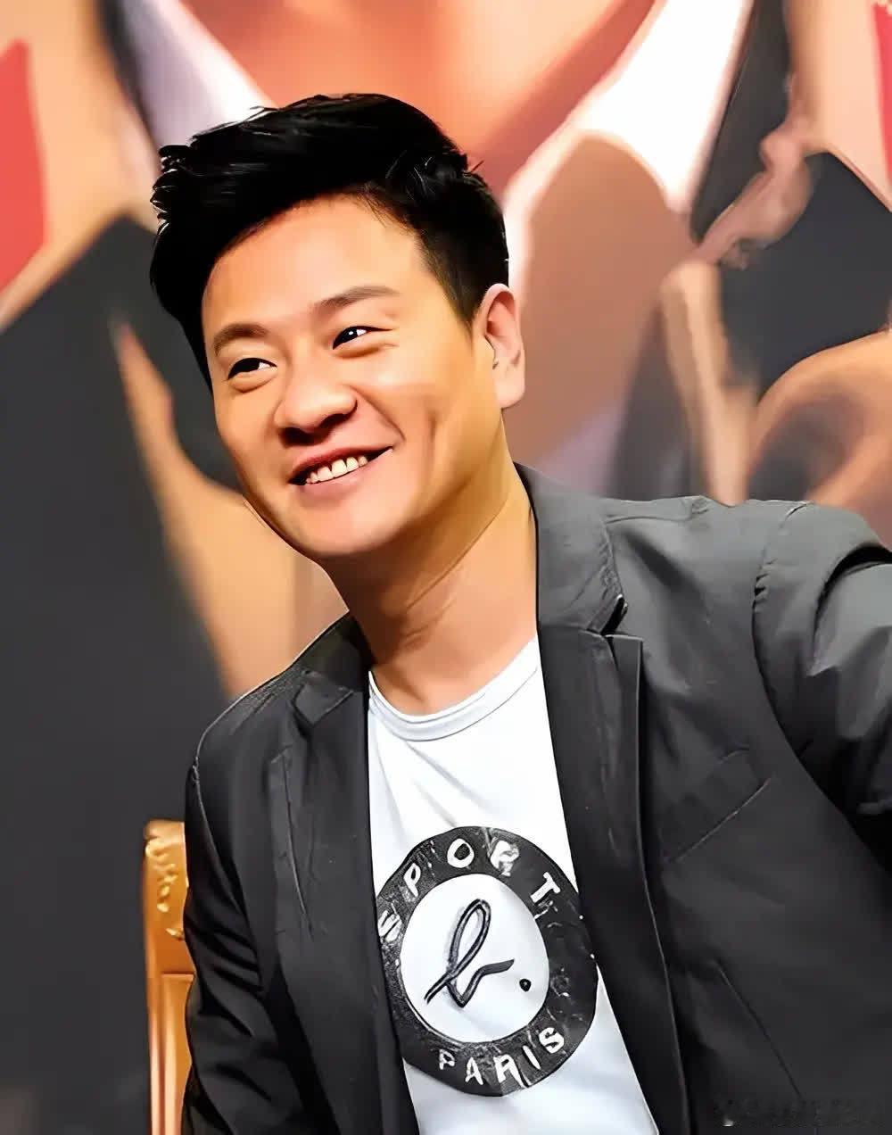 2004年，连奕名认识了陈实，相识一个月，两人就决定结婚。结婚得有房子啊，二人去