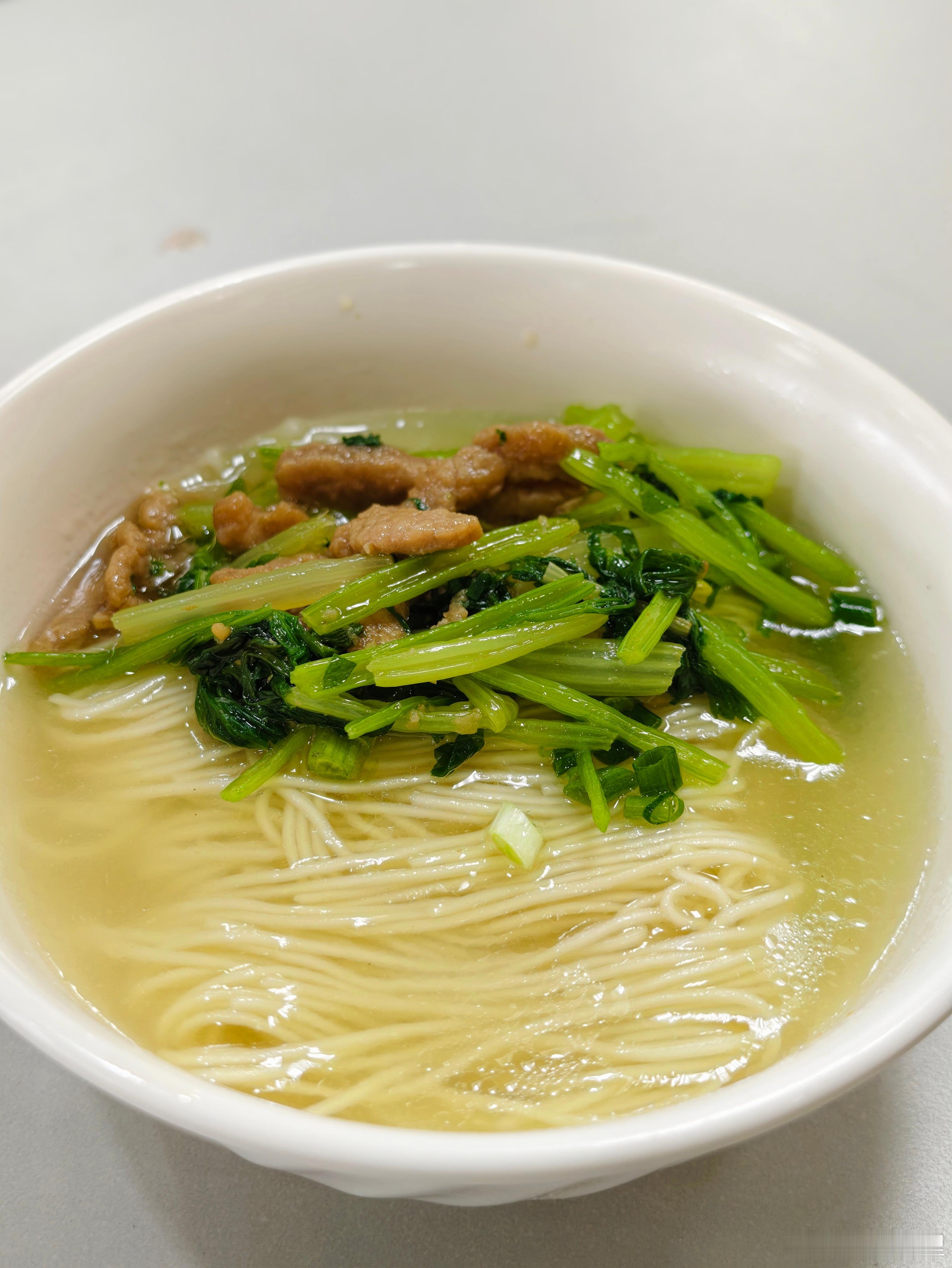 今日份早餐，感觉昨天光面不行，今天加了点菜，感觉味道好多了。争取今天继续保持，健