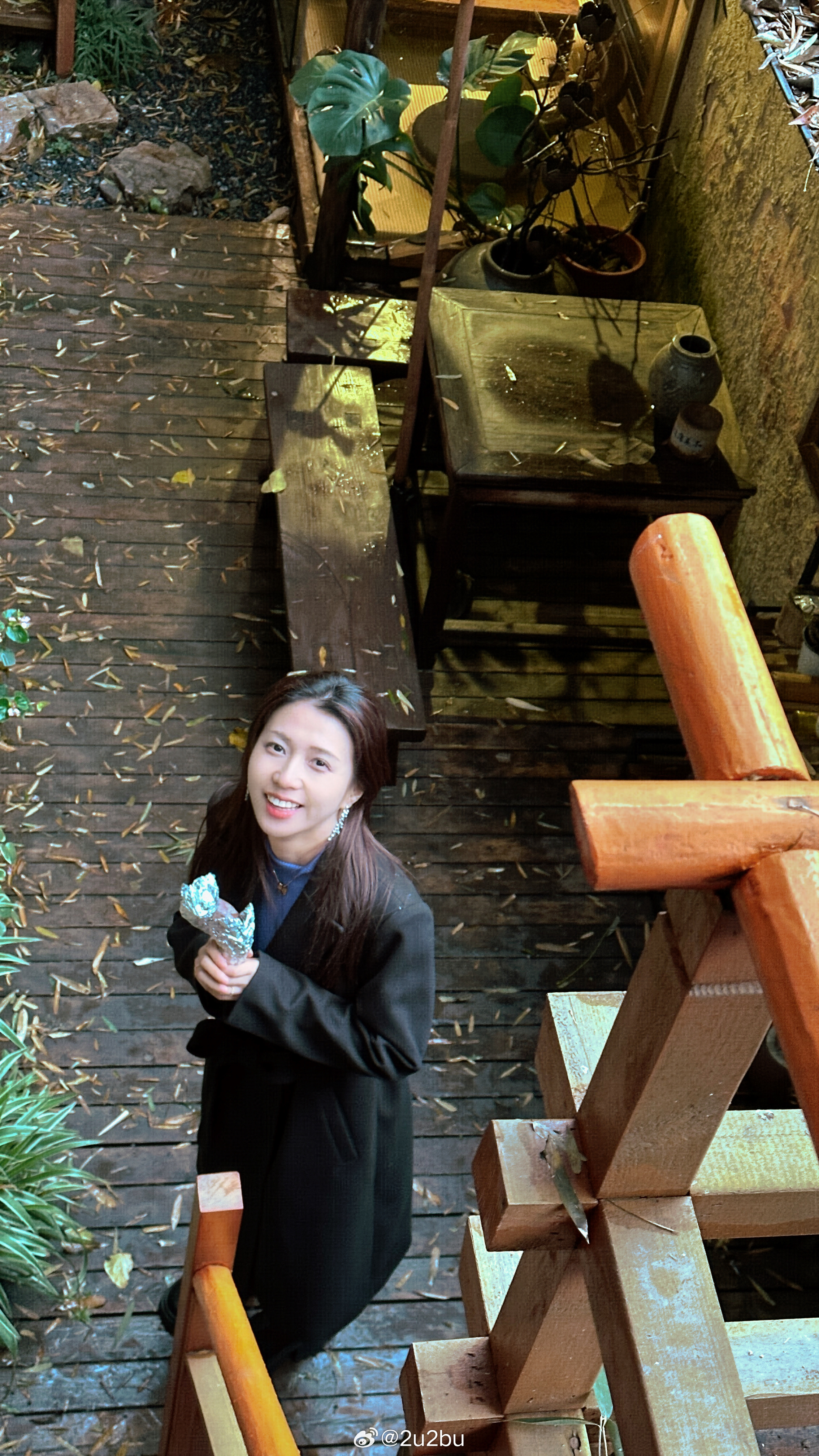 今天和伙伴去归元寺祈福，实在太冷了随便找了个围炉煮茶的店，在东西湖旁边，巨大的风