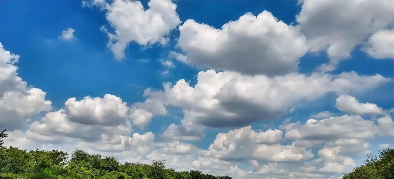 蓝天白云真漂亮呀！一朵一朵的云就像动画里的一样。你们哪里的云漂亮吗？