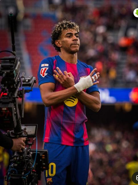 亚马尔在帽子戏法后又做出了自己标志性的304庆祝手势。那是他成长街区的邮编。小孩