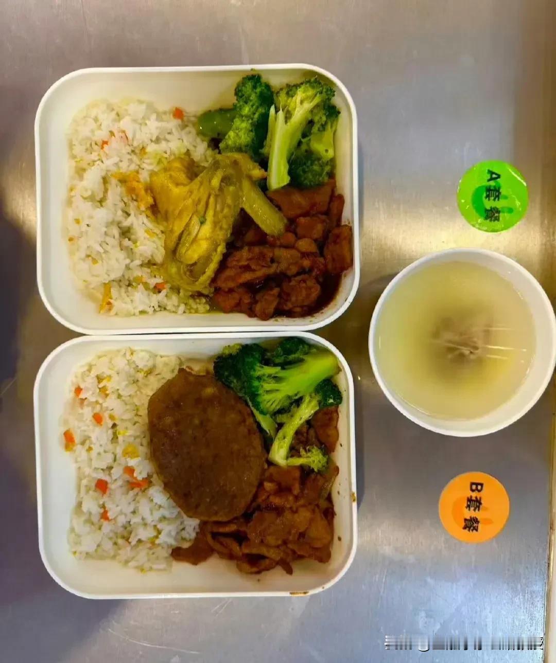 网上看到不少上海家长说孩子的午餐换成光明集团供应了，送餐的人员工作服上有光明的牌