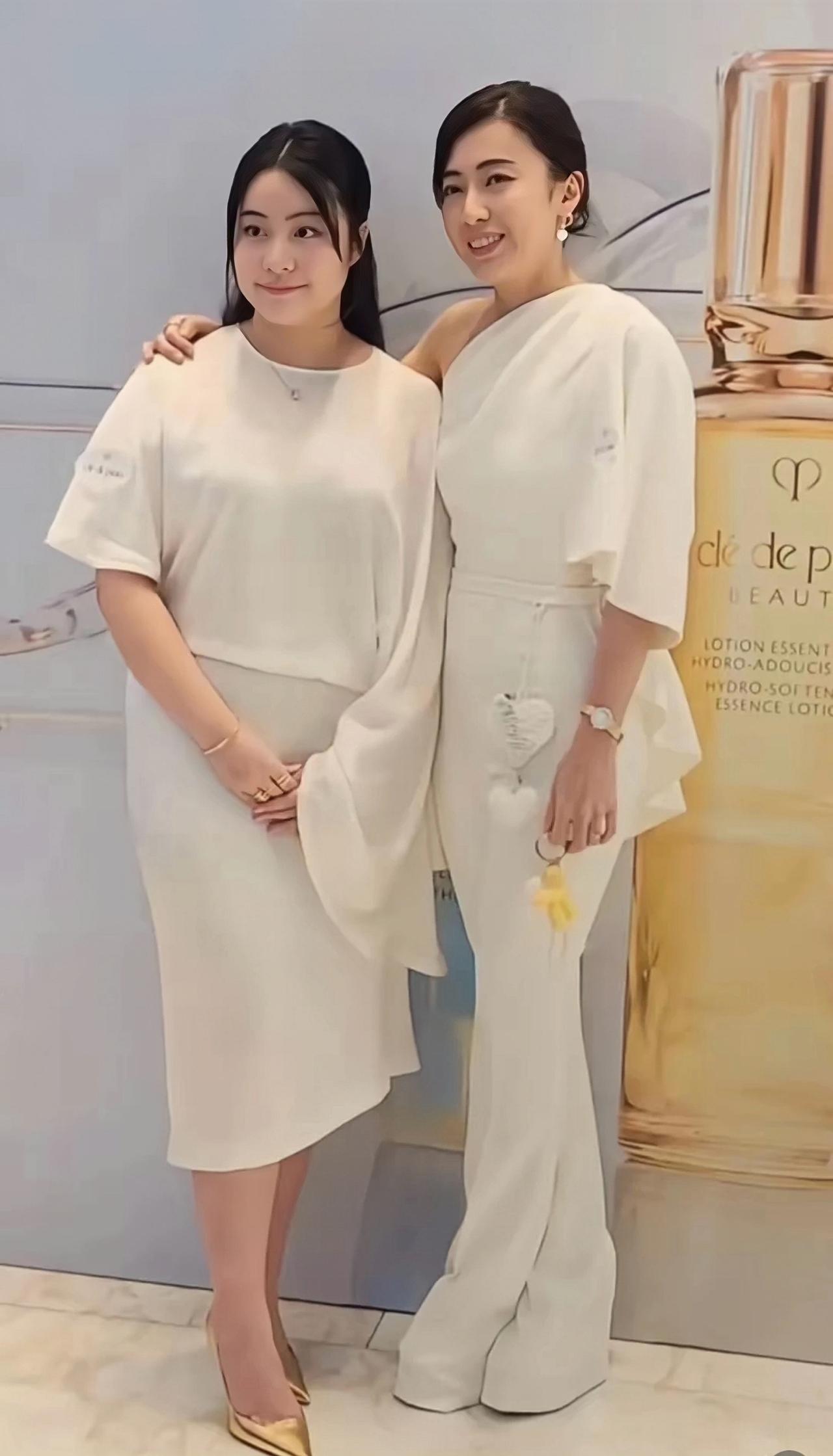近日，甘比携女儿参加活动，16岁的大女儿亮相，长得好像爸爸刘銮雄，看上去很乖巧懂