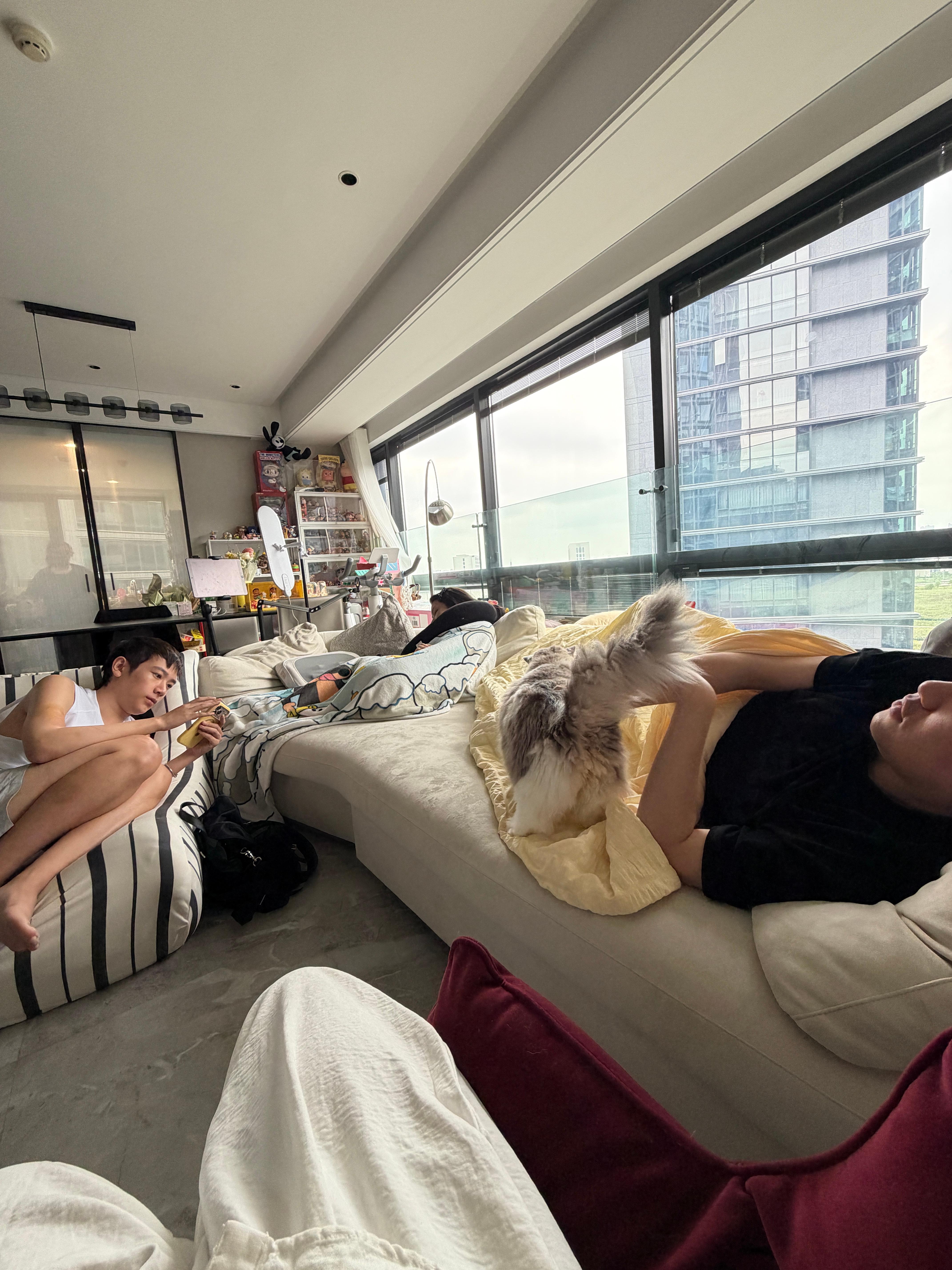 到家了！！！！！！！！[捂嘴哭][捂嘴哭]所有人已经筋疲力尽，现在就等阿姨做完饭