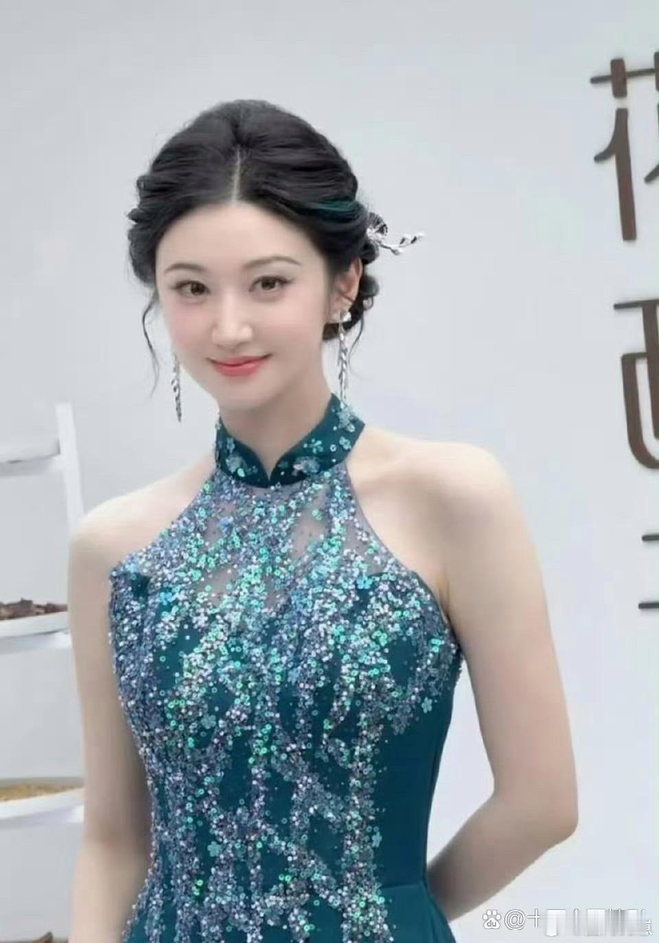 景甜这挑染也太绝了！到底是哪位神仙化妆师的手笔，堪称神来之笔，美到让人移不开眼～