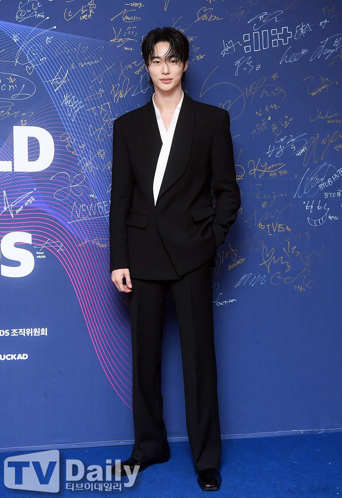 2025 K-WORLD DREAM AWARDS 边佑锡💙大君气质[点赞][