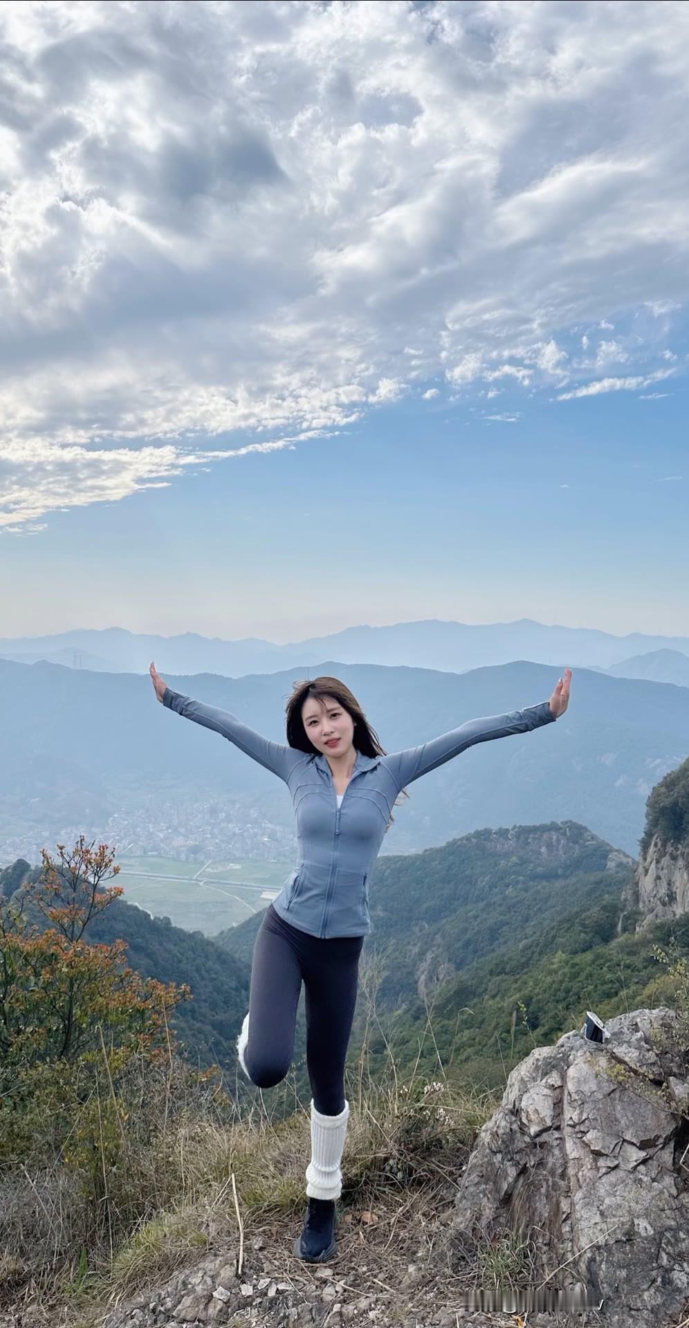 山头风景美如画，她开心地张开双臂。山顶美景拍照 漂亮小姐姐 极品美女穿搭