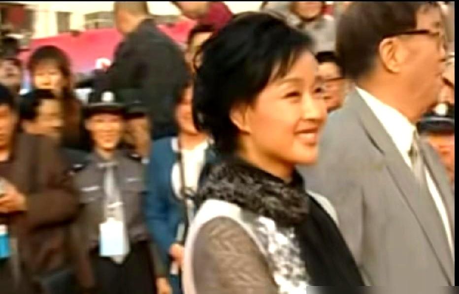 姜文大冬天穿着短裤站在阳台上死晒，硬生生把自己烤成黑炭。

这股子疯劲，全是为了