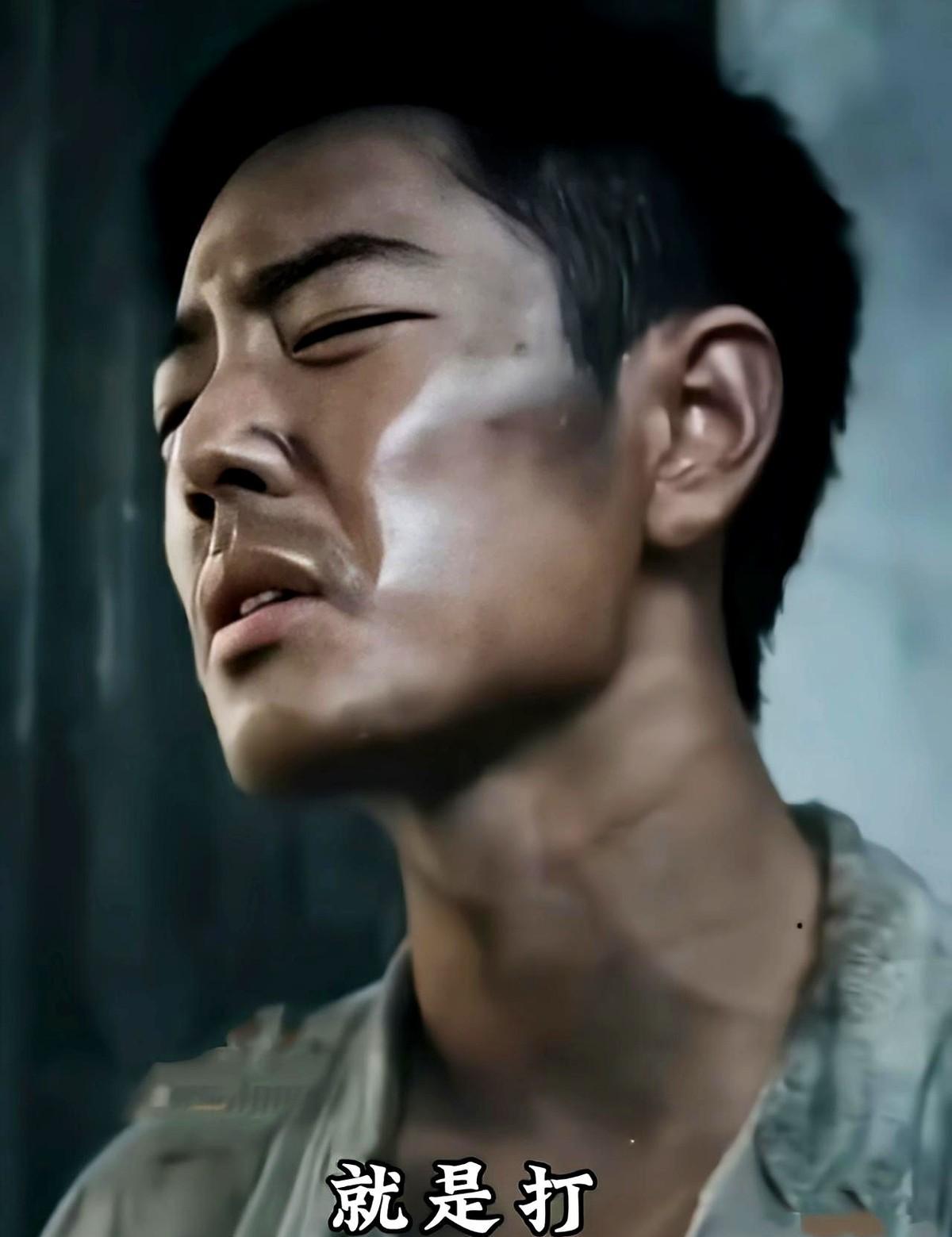 这张被争议“涂抹”的脸，首日狂揽1亿票房。
他不是在演戏，是在用骨头打磨角色。