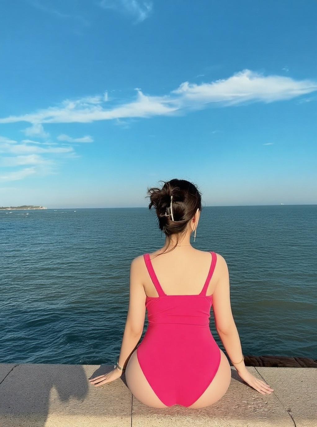 回想那天坐在海边的石台上，穿着吊带连衣泳衣，带着墨镜，感受微风拂过温柔的肌肤。