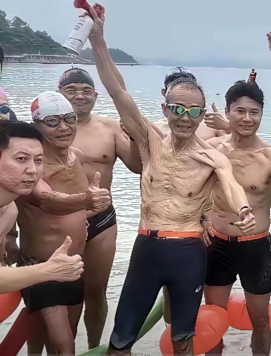 这身材，怎么看象排骨一样，不象健康的感觉肌肉男身材 王石身材 你羡慕王石吗