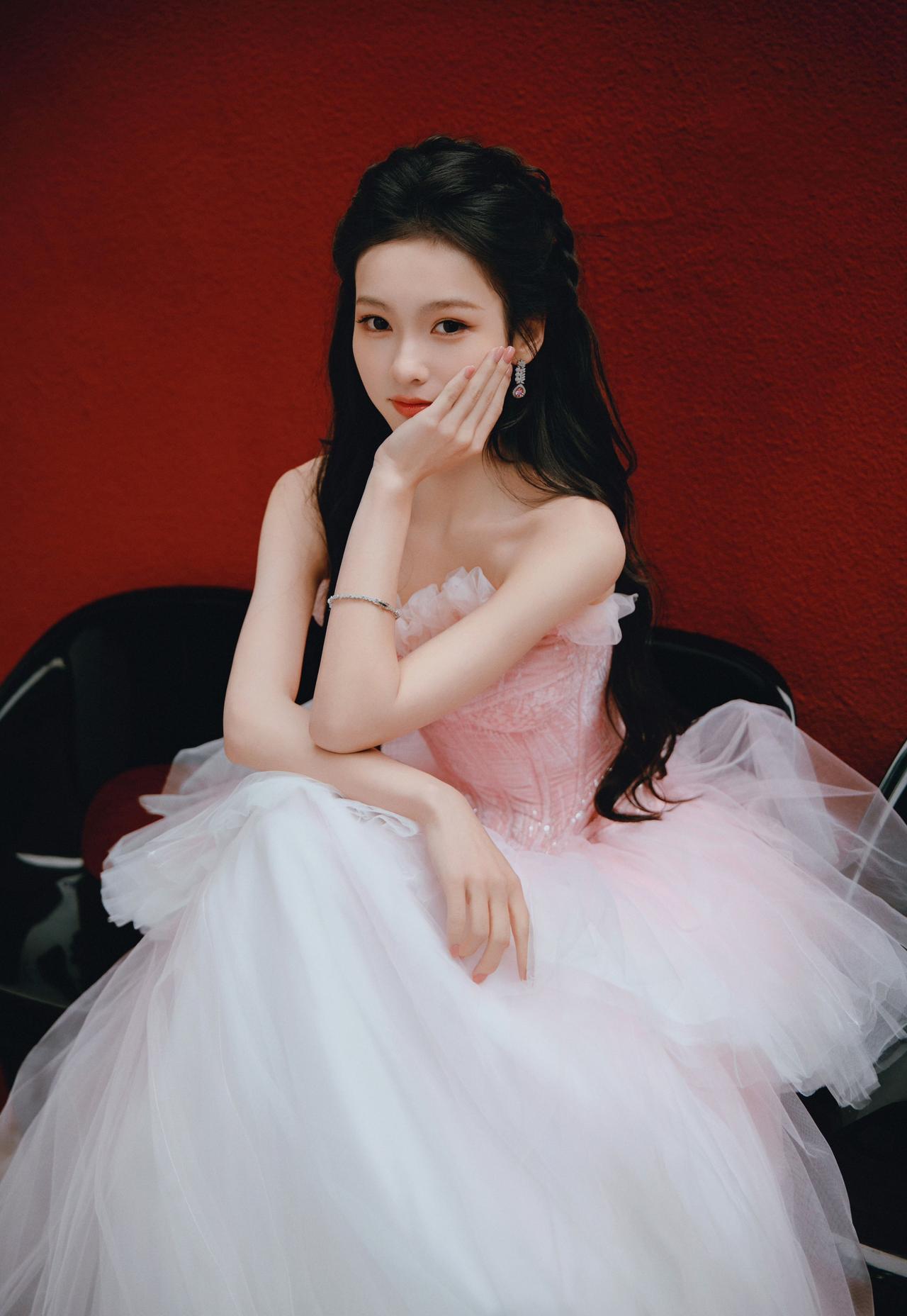 羽翎粉抹胸蓬蓬纱裙，半编公主卷发，甜美的在逃公主妆造