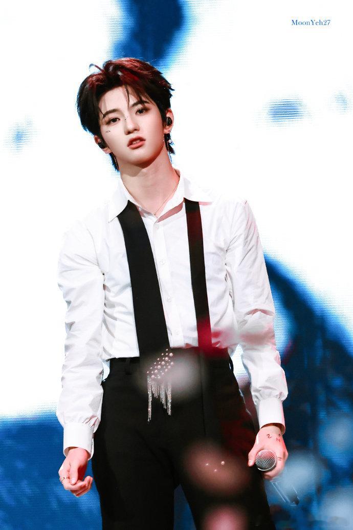 穆祉丞出发录制周五晚高疯恩仔穆祉丞去录周五晚高疯咯！路透里的小可爱太招人疼，还解