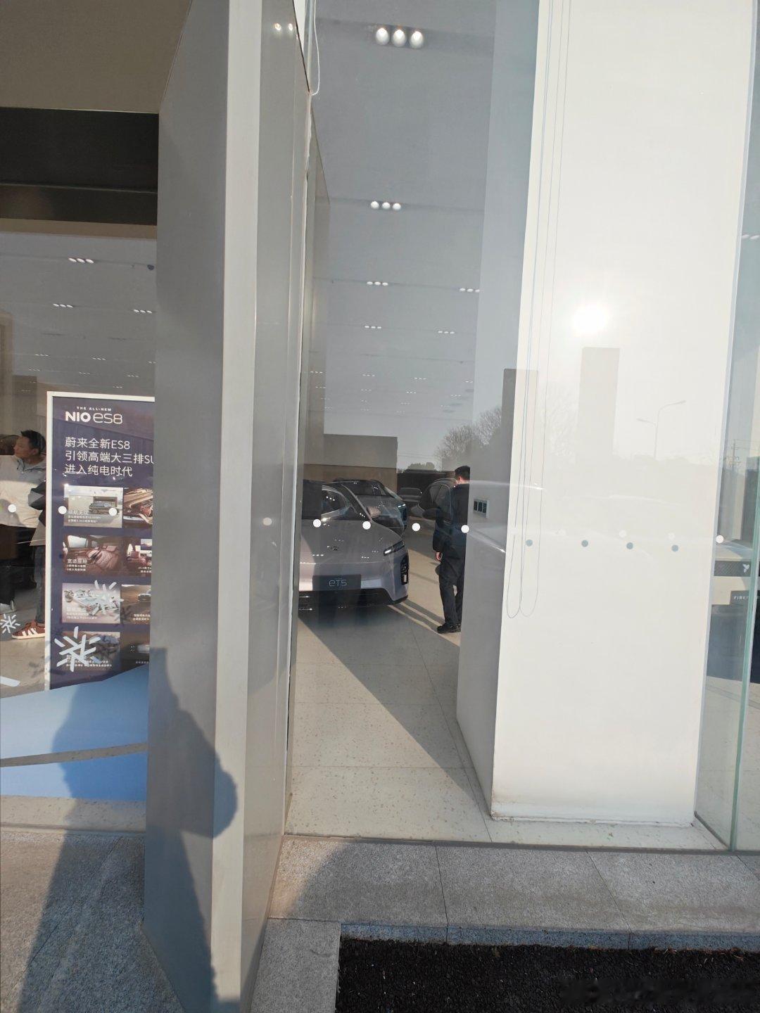 我来修我的后车摄像头（环视）后面那个有点小问题要换掉（质保范围内）然后乖乖今天生