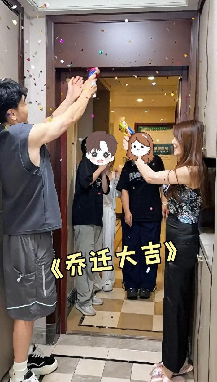 50岁陈紫函与小9岁老公真是太恩爱了，结婚都9年了，还像小情侣一样甜蜜！夫妻俩从