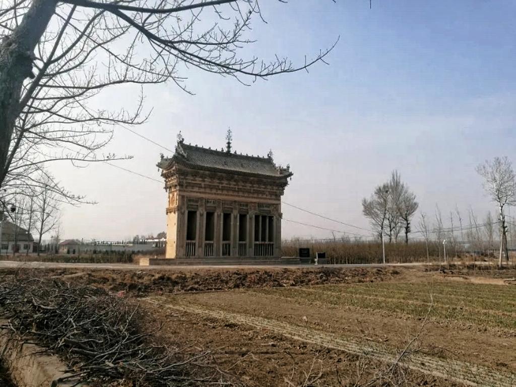 山西绛县乔寺碑楼
我以为的乔寺碑楼是这样的——
村边，田野，空旷，自然，浑然天成