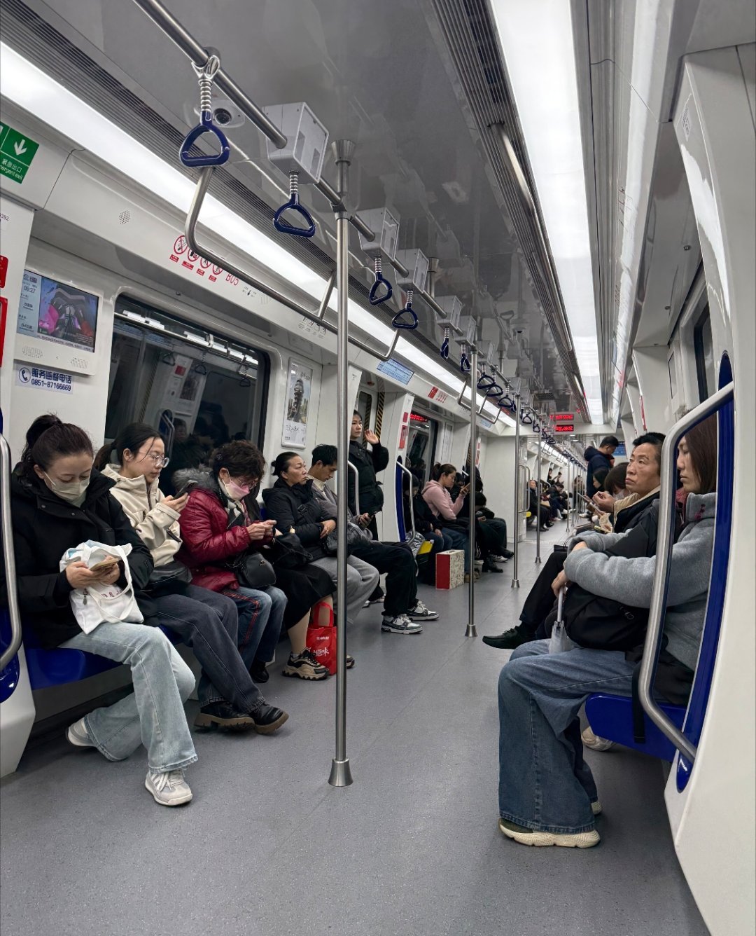 没有女生能拒绝这么暖心的地铁标语生活里的小幸福真的很简单。早高峰有人主动让位置，