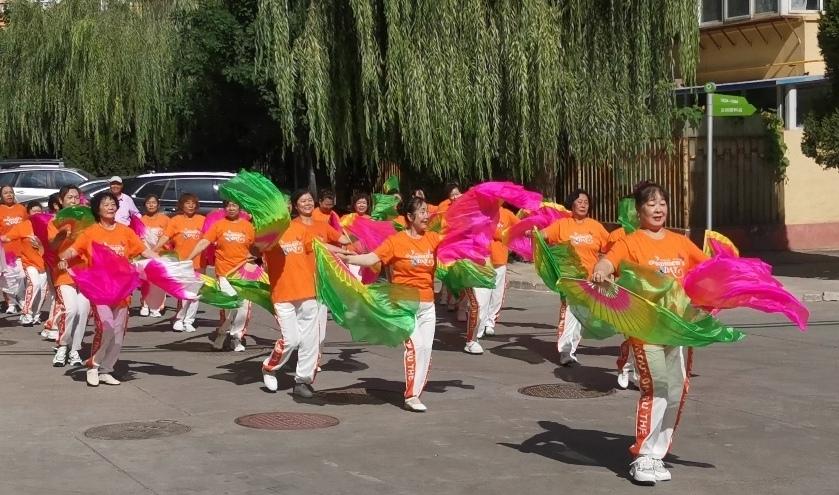 兰化二十五街区幸福食堂
的开业庆典充满热烈气氛

大西北网讯：记者王志俭（穿石）