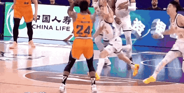 上海男篮缺了怀特塞德，洛夫顿还带伤，广厦男篮这都打不过吗？上海男篮vs广厦男篮c