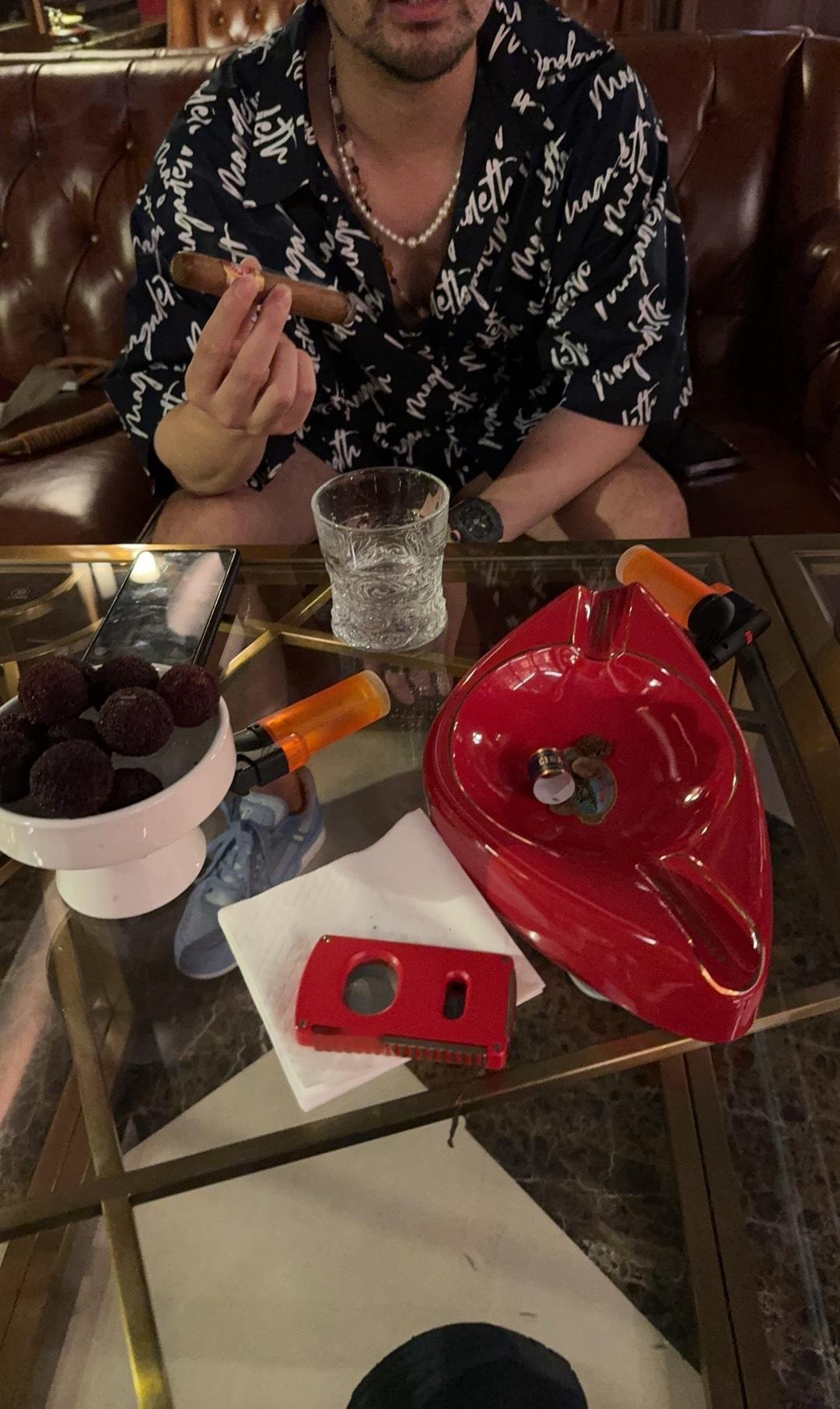 一线男模又来找我买车了 今天必须好好招待下[嘻嘻] ​​​